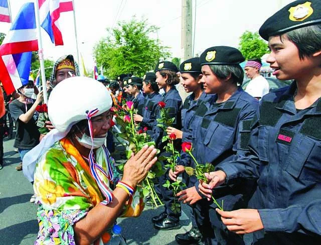 Thai protests ease as police lift key barricades