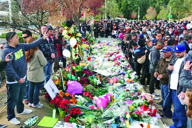 Thousands of fans pay tribute to Paul Walker memorial