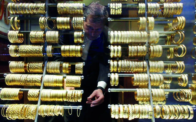 Gold price at three-week high on weak dollar