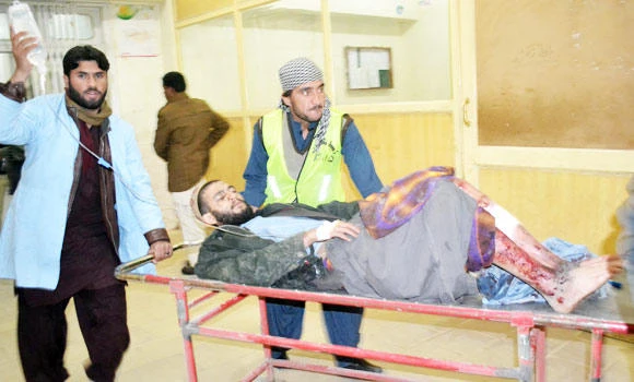Pakistan troops pound militant hide-outs