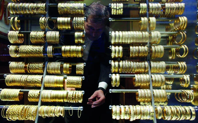 Gold falls 2% to 6-month low, Fed decision weighs