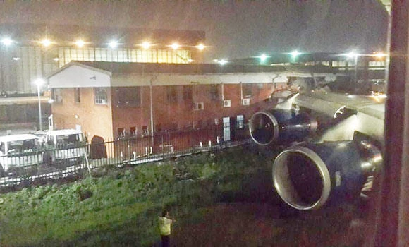 4 hurt as plane clips airport building