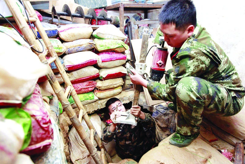 China smugglers dig tunnel into HK