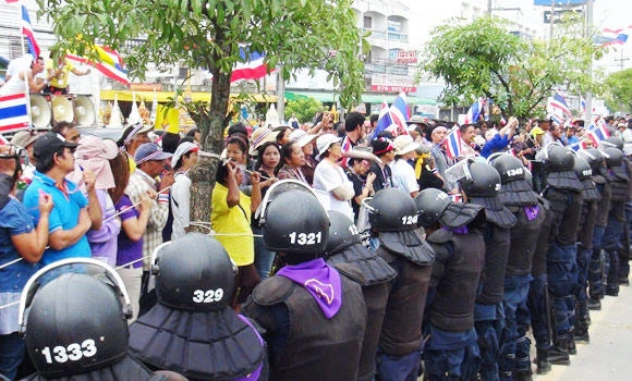 One dead in new Thai political violence