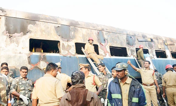Deadly fire engulfs India train; kills 26