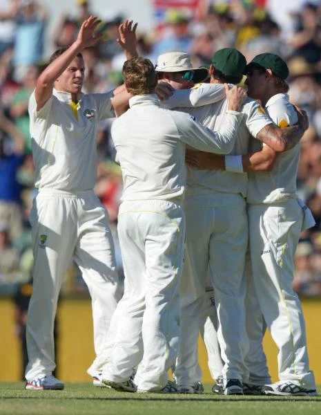Aussie bowlers put England under pressure