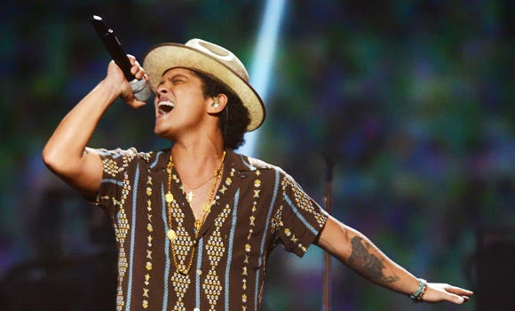 Singing in the cold: Bruno preps for Super Bowl