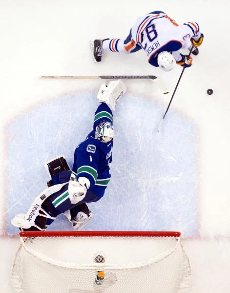 Luongo talllies 65th shutout in Canucks win over Oilers