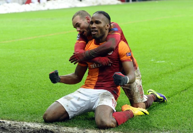 Late Sneijder winner ousts Juve, sends Gala to last 16