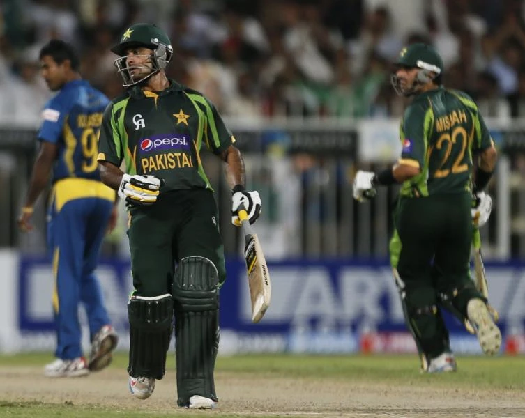 Hafeez century powers Pakistan to 326-5