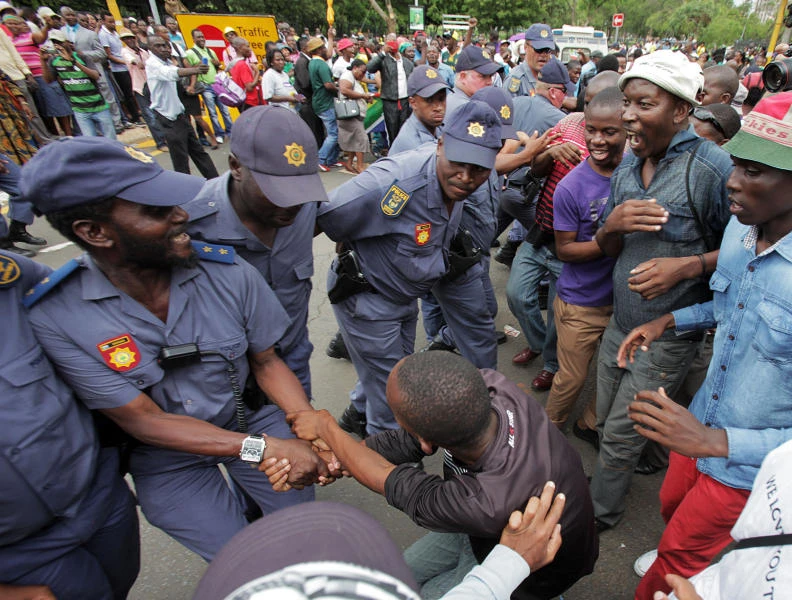 100,000 gather to see Mandela, many turned away