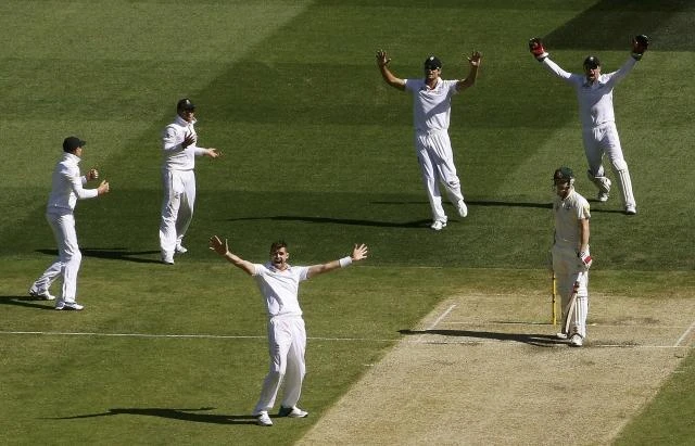 England pacers stifle Aussie batsmen