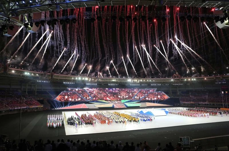 Myanmar puts on dazzling SEA Games show
