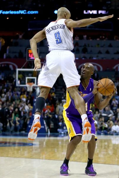 Lakers taste first victory since Kobe's return
