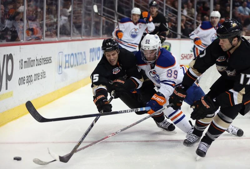 Penner hits winner as Ducks slip past Oilers
