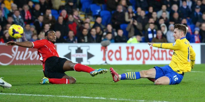 Arsenal seven clear; Deulofeu fires Everton