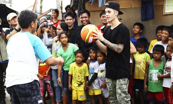 Pop star Bieber brings cheer in typhoon-hit Philippines