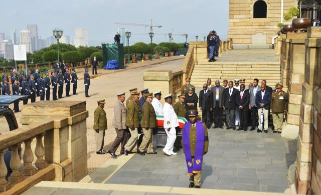 Mandela’s body arrives in Pretoria for viewing