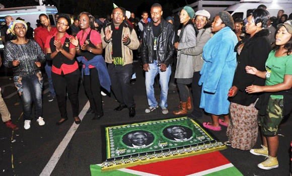 South Africans pay tribute to Mandela