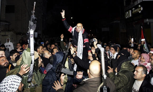 Freed Palestinian prisoners get heroes welcome