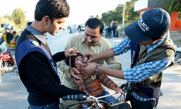 'Father of Taleban' backs polio vaccines in Pakistan