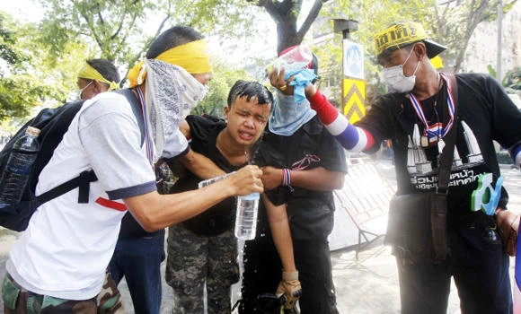 Thai PM flees building as protesters step up action