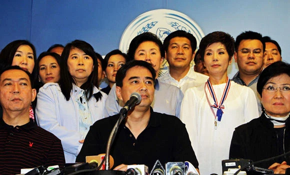Thai crisis deepens as opposition quits Parliament