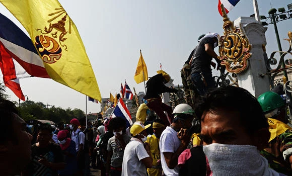Thai protesters cut off power to PM’s offices