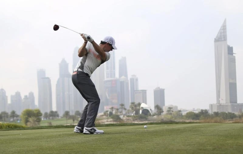 McIlroy holds on to lead in Dubai