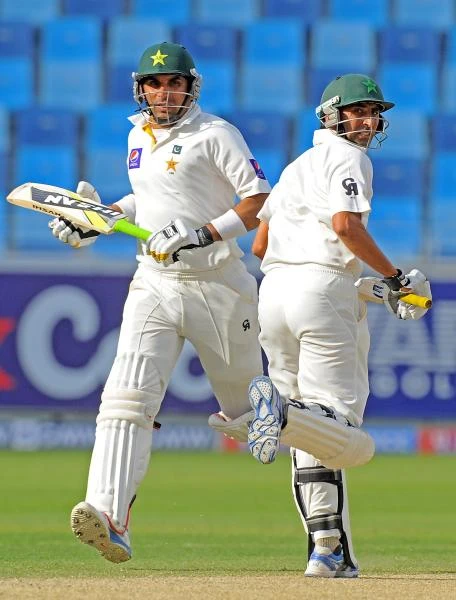 Defiant Younis, Misbah lead Pakistan rescue act