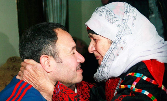 Israel frees Palestinians before Kerry visit