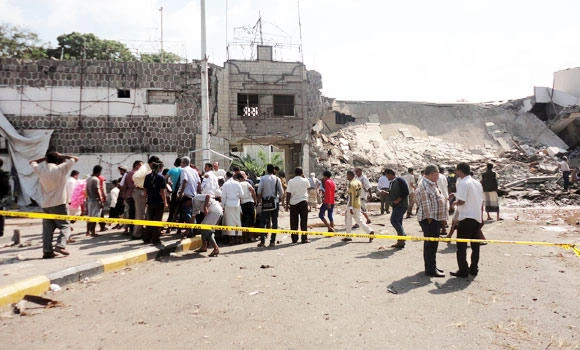 Suicide car bomb kills 3 Yemeni soldiers