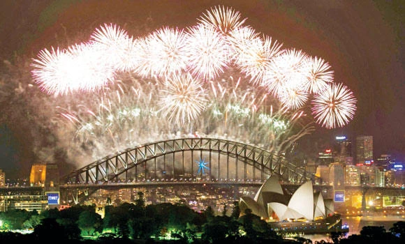 Sparkling Sydney kicks off glitzy global 2014 party
