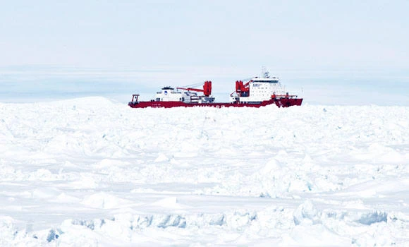 Chinese ship breaks through Antarctic ice