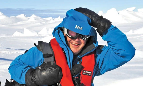 Rescued Antarctic passengers resume journey home