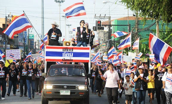 Protesters march through Bangkok