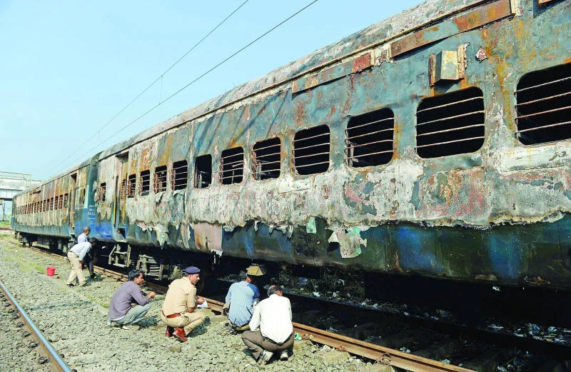 Mumbai train fire claims nine lives