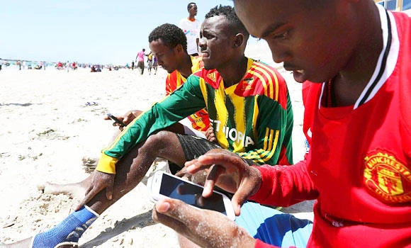 Somali rebels order ban on mobile Internet
