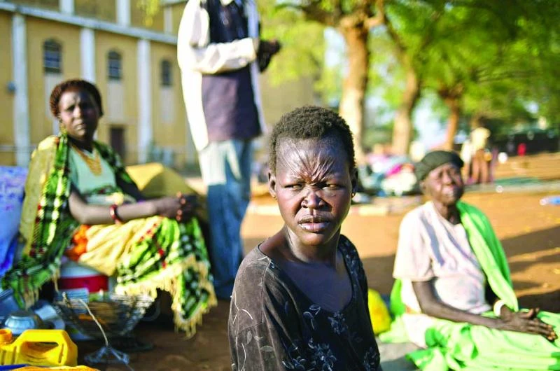 Bodies litter South Sudan oil town; talks resume
