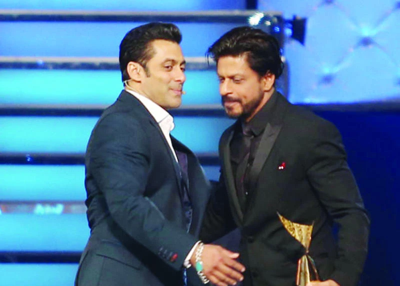 Khans hug again at award show