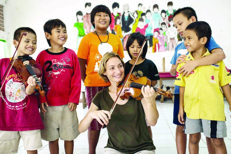 Italian violinist strikes a chord with street children