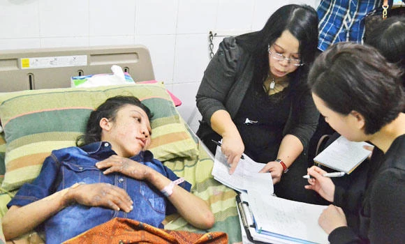 Hong Kong police question maid abuse victim