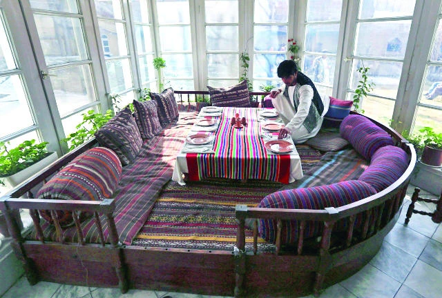 At a popular Kabul restaurant, the front lines of Afghan war