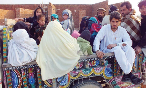 Pakistan: Thousands flee border after airstrikes
