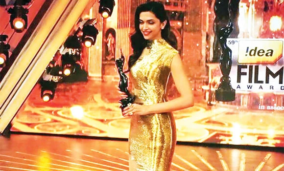 Deepika, Farhan shine at Filmfare awards
