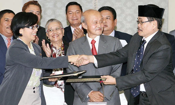 Manila, rebels clinch peace deal to end four decades of fighting