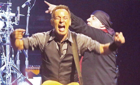Springsteen pays tribute to Mandela at 1st S. Africa show