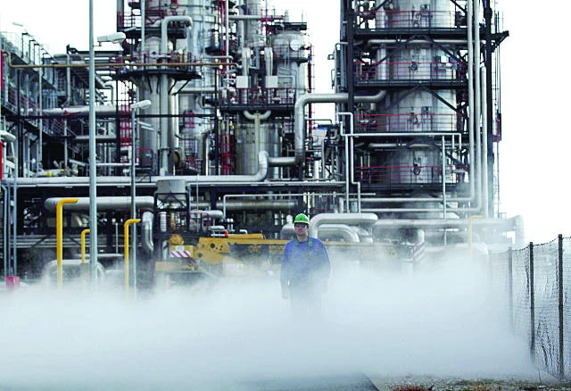 Oil industry starts to squeeze costs and wages