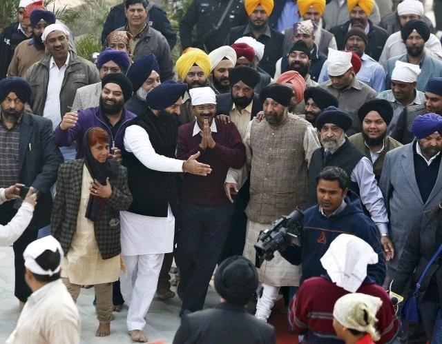 Tens of thousands join India anti-graft party