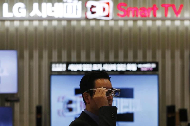 After loss, LG sees lower profit, currency risks